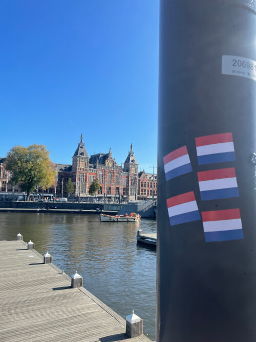 Geplakt 4 nederlandse vlag stickers bij Amsterdam Centraal| Rechtse stickers | HeelHollandPlaktt