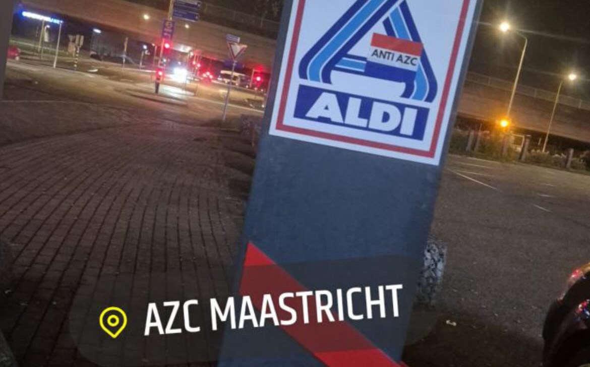 Geplakte sticker met de tekst Anti AZC bij het AZC in Maastricht