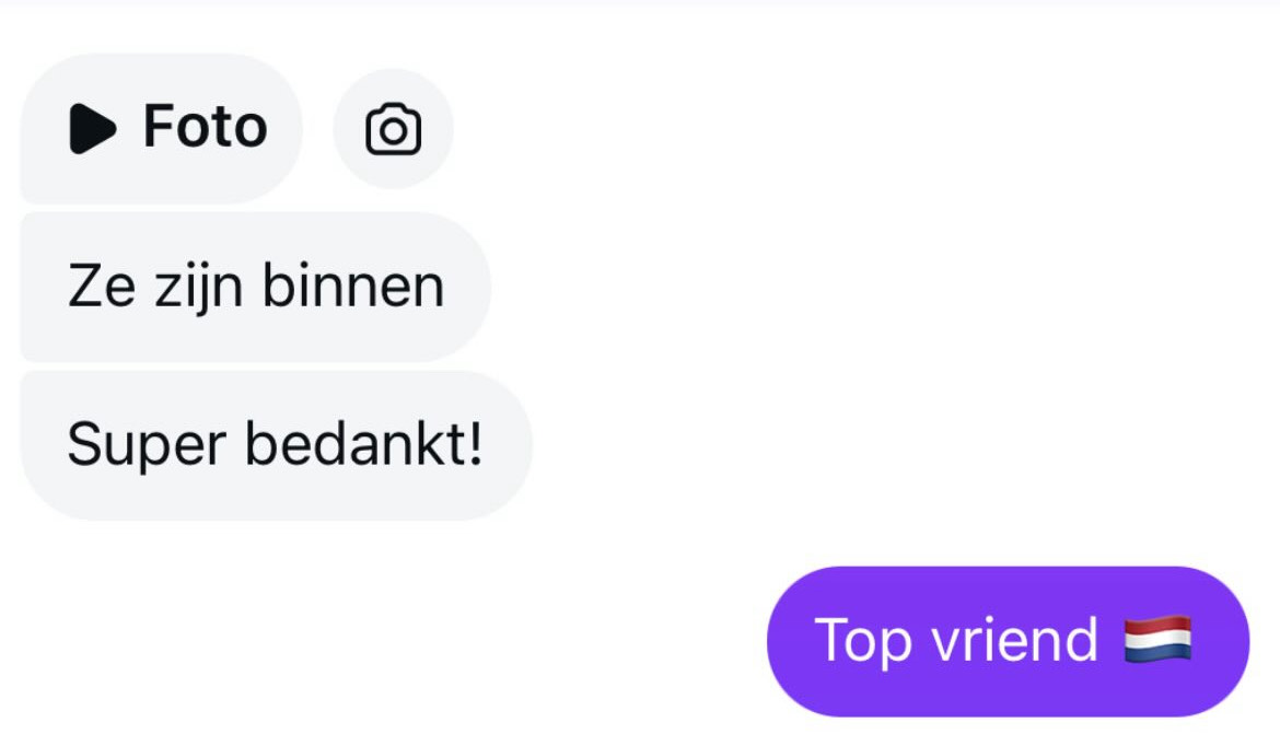 Recencie met een foto van de bestelling en de text ze zijn binnen super bedankt waarrop iemand reageert top virend met de emoji van een nederlandse vlag