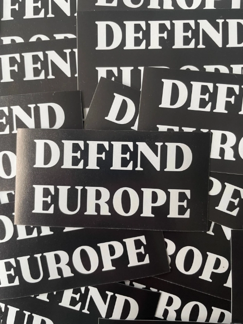 Sticker met de letters Defend Europe